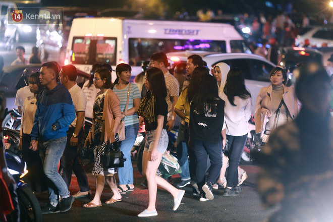 Đà Lạt chật kín du khách và phương tiện, các ngả đường ùn tắc kinh hoàng tối 30/4